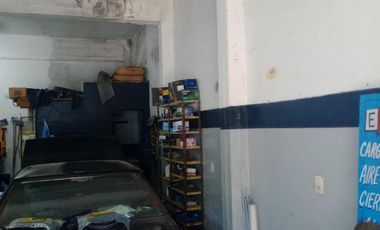 VENTA  de propiedad 2 galpones, casa al fondo, mas amplio departamento 4 ambientes con terraza en primer piso