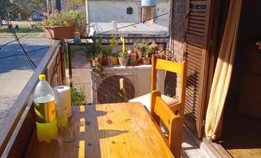 VENTA  de propiedad 2 galpones, casa al fondo, mas amplio departamento 4 ambientes con terraza en primer piso