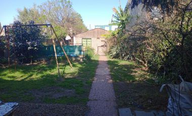 VENTA  de propiedad 2 galpones, casa al fondo, mas amplio departamento 4 ambientes con terraza en primer piso
