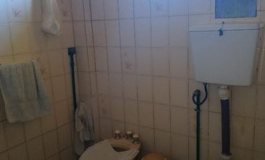 VENTA  de propiedad 2 galpones, casa al fondo, mas amplio departamento 4 ambientes con terraza en primer piso