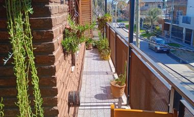 VENTA  de propiedad 2 galpones, casa al fondo, mas amplio departamento 4 ambientes con terraza en primer piso