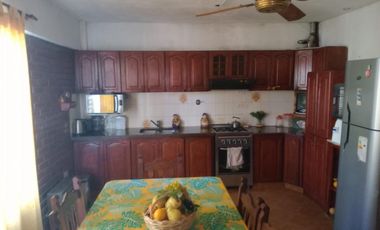 VENTA  de propiedad 2 galpones, casa al fondo, mas amplio departamento 4 ambientes con terraza en primer piso
