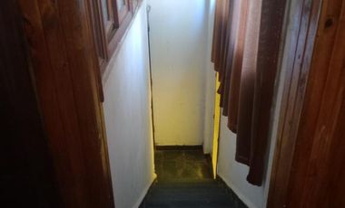 VENTA  de propiedad 2 galpones, casa al fondo, mas amplio departamento 4 ambientes con terraza en primer piso