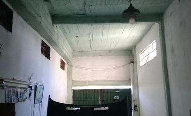 VENTA  de propiedad 2 galpones, casa al fondo, mas amplio departamento 4 ambientes con terraza en primer piso