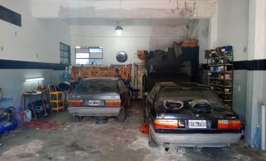VENTA  de propiedad 2 galpones, casa al fondo, mas amplio departamento 4 ambientes con terraza en primer piso