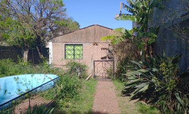 VENTA  de propiedad 2 galpones, casa al fondo, mas amplio departamento 4 ambientes con terraza en primer piso