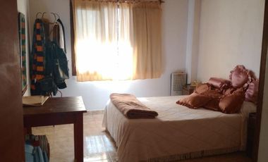 VENTA  de propiedad 2 galpones, casa al fondo, mas amplio departamento 4 ambientes con terraza en primer piso