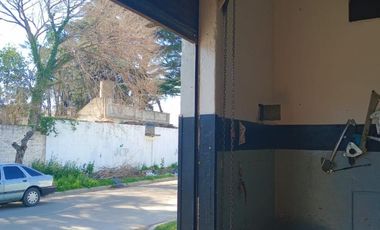 VENTA  de propiedad 2 galpones, casa al fondo, mas amplio departamento 4 ambientes con terraza en primer piso