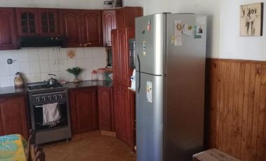 VENTA  de propiedad 2 galpones, casa al fondo, mas amplio departamento 4 ambientes con terraza en primer piso