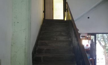VENTA  de propiedad 2 galpones, casa al fondo, mas amplio departamento 4 ambientes con terraza en primer piso
