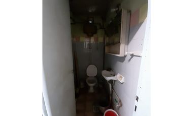CASA con DEPTO Y TRES LOCALES A RECICLAR