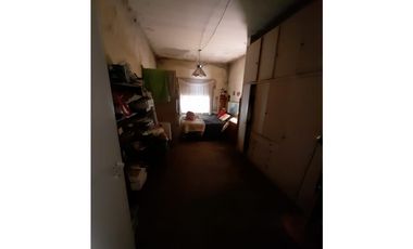 CASA con DEPTO Y TRES LOCALES A RECICLAR
