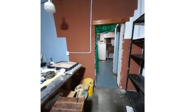 CASA con DEPTO Y TRES LOCALES A RECICLAR