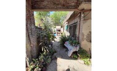 CASA con DEPTO Y TRES LOCALES A RECICLAR