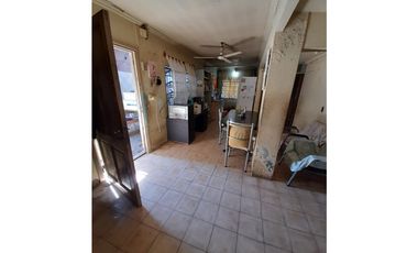 CASA con DEPTO Y TRES LOCALES A RECICLAR