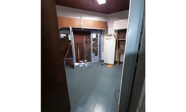 CASA con DEPTO Y TRES LOCALES A RECICLAR
