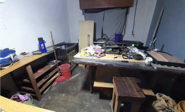 CASA con DEPTO Y TRES LOCALES A RECICLAR