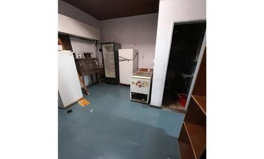 CASA con DEPTO Y TRES LOCALES A RECICLAR
