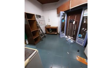 CASA con DEPTO Y TRES LOCALES A RECICLAR