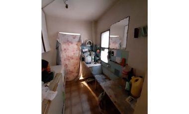 CASA con DEPTO Y TRES LOCALES A RECICLAR