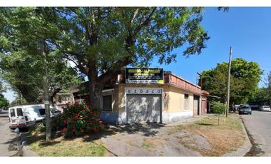 CASA con DEPTO Y TRES LOCALES A RECICLAR