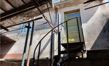 CASA con DEPTO Y TRES LOCALES A RECICLAR