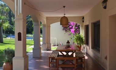 Casa Quinta ubicada a 100 metros de la Avenida Pres. Perón.