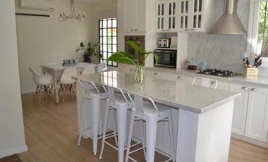 Casa Quinta ubicada a 100 metros de la Avenida Pres. Perón.