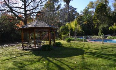 Casa Quinta ubicada a 100 metros de la Avenida Pres. Perón.