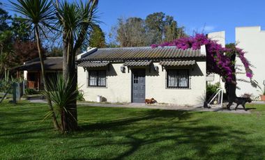 Casa Quinta ubicada a 100 metros de la Avenida Pres. Perón.