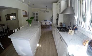 Casa Quinta ubicada a 100 metros de la Avenida Pres. Perón.