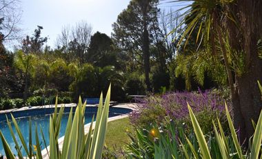 Casa Quinta ubicada a 100 metros de la Avenida Pres. Perón.