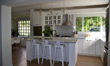 Casa Quinta ubicada a 100 metros de la Avenida Pres. Perón.