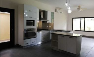 Se Alquila Casa en Antigua Costa del Este