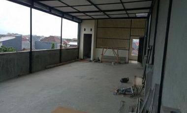 Ruko Baru Gress di Raya Wiguna, Ada Parkiran mobil