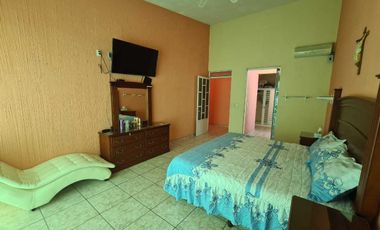 Venta Casa con Alberca y Bodegas Comerciales Cerca Aeropuerto de Aguascalientes