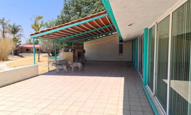 Venta Casa con Alberca y Bodegas Comerciales Cerca Aeropuerto de Aguascalientes