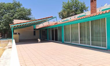 Venta Casa con Alberca y Bodegas Comerciales Cerca Aeropuerto de Aguascalientes