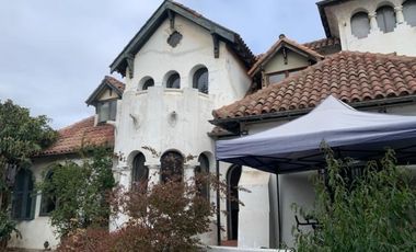 Exclusiva Casona de 450 m2 con 8 habitaciones en Miraflores