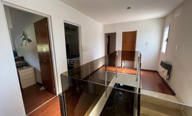 EN VENTA  CASA 6 DORMITORIOS. 3 COCHERAS CUBIERTAS. QUINCHO Y PILETA. TERRENO DE 1422M2 - FUNES.