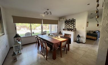 EN VENTA  CASA 6 DORMITORIOS. 3 COCHERAS CUBIERTAS. QUINCHO Y PILETA. TERRENO DE 1422M2 - FUNES.