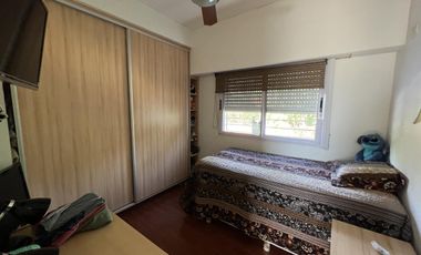 EN VENTA  CASA 6 DORMITORIOS. 3 COCHERAS CUBIERTAS. QUINCHO Y PILETA. TERRENO DE 1422M2 - FUNES.