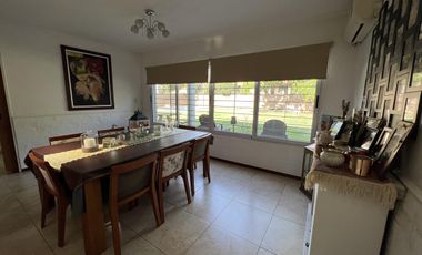 EN VENTA  CASA 6 DORMITORIOS. 3 COCHERAS CUBIERTAS. QUINCHO Y PILETA. TERRENO DE 1422M2 - FUNES.