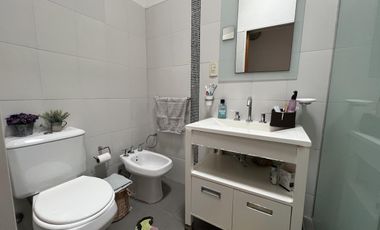 EN VENTA  CASA 6 DORMITORIOS. 3 COCHERAS CUBIERTAS. QUINCHO Y PILETA. TERRENO DE 1422M2 - FUNES.