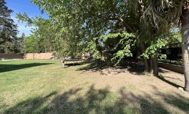 EN VENTA  CASA 6 DORMITORIOS. 3 COCHERAS CUBIERTAS. QUINCHO Y PILETA. TERRENO DE 1422M2 - FUNES.