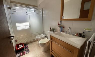 EN VENTA  CASA 6 DORMITORIOS. 3 COCHERAS CUBIERTAS. QUINCHO Y PILETA. TERRENO DE 1422M2 - FUNES.