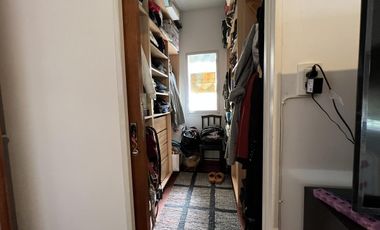 EN VENTA  CASA 6 DORMITORIOS. 3 COCHERAS CUBIERTAS. QUINCHO Y PILETA. TERRENO DE 1422M2 - FUNES.