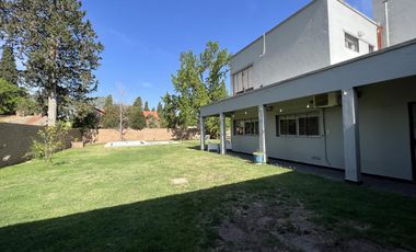 EN VENTA  CASA 6 DORMITORIOS. 3 COCHERAS CUBIERTAS. QUINCHO Y PILETA. TERRENO DE 1422M2 - FUNES.