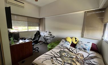 EN VENTA  CASA 6 DORMITORIOS. 3 COCHERAS CUBIERTAS. QUINCHO Y PILETA. TERRENO DE 1422M2 - FUNES.