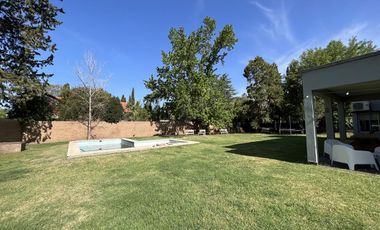 EN VENTA  CASA 6 DORMITORIOS. 3 COCHERAS CUBIERTAS. QUINCHO Y PILETA. TERRENO DE 1422M2 - FUNES.